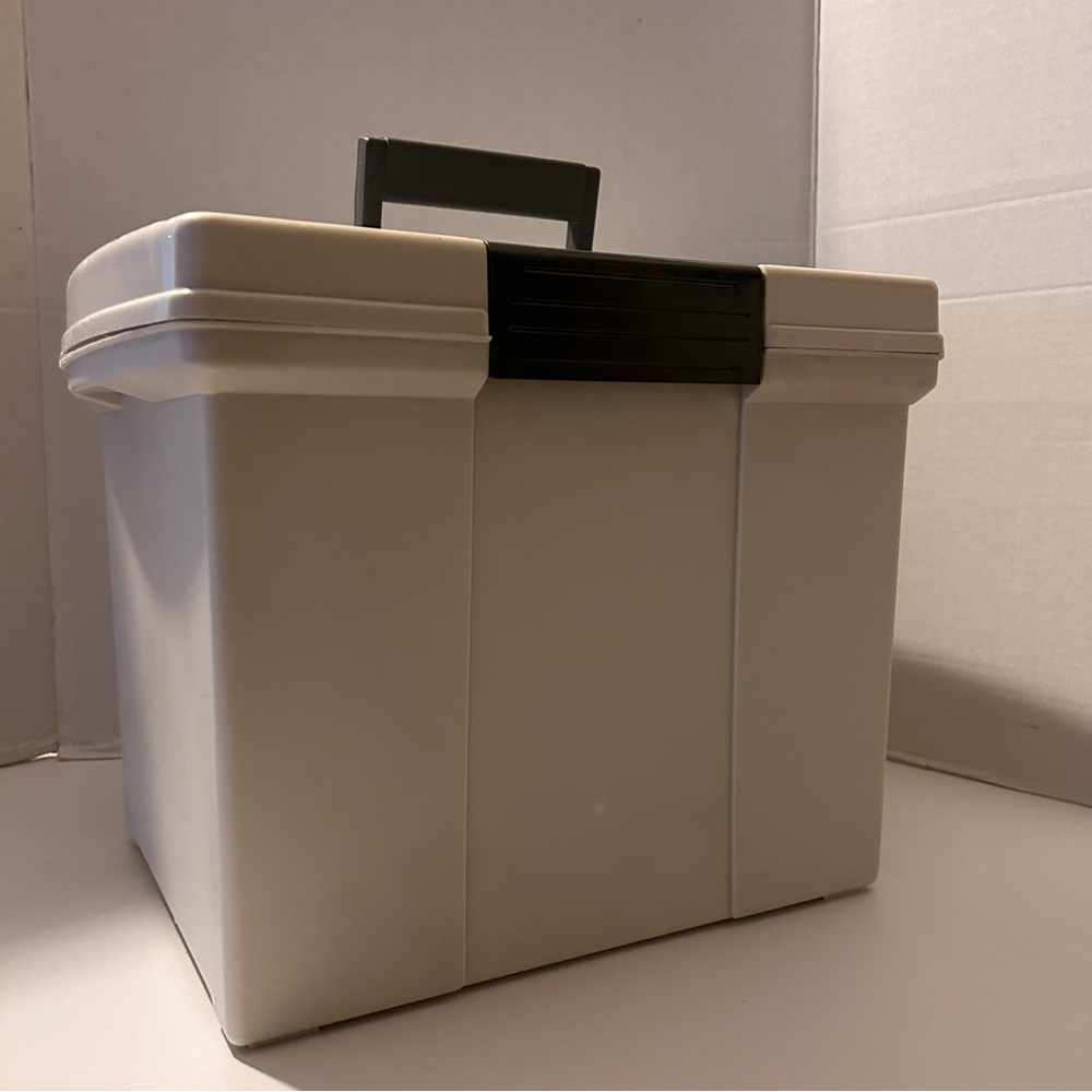Portable Plastic Storage Box With Handle - Picture 1 of 12